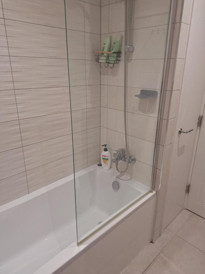 Deluxe Single Room Only For One Adult Northolt  Exteriér fotografie